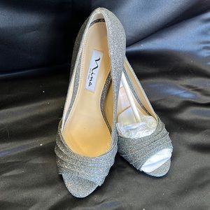 Charcoal / Platinum heel size 5.5 nina brand